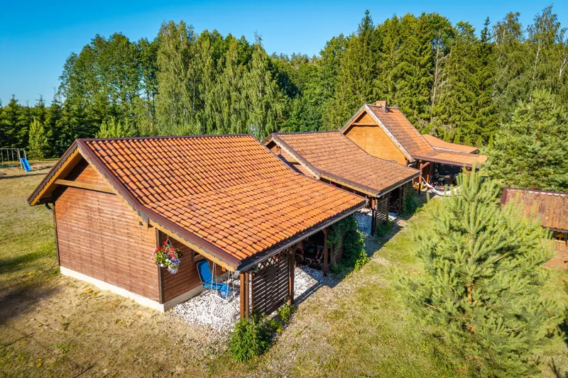 Domki z czerwonymi dachami wśród drzew