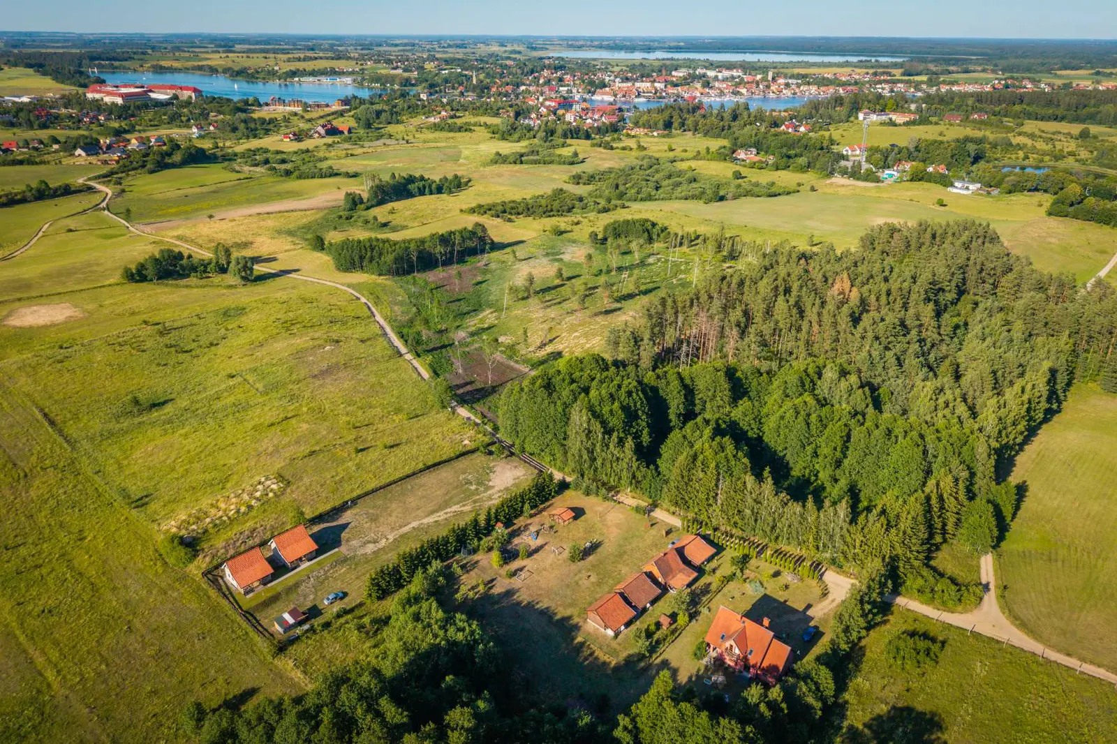 Panorama okolicy z widokiem na Mikołajki i jezioro