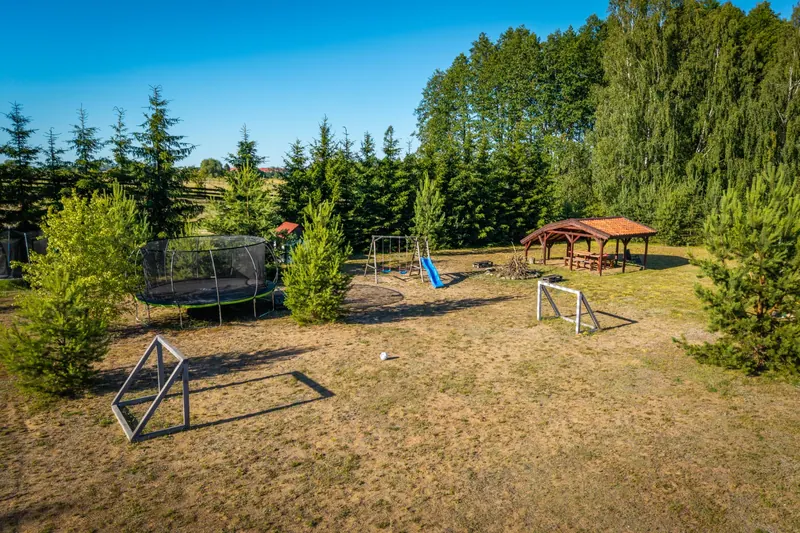 Plac zabaw z trampoliną, huśtawkami i bramkami